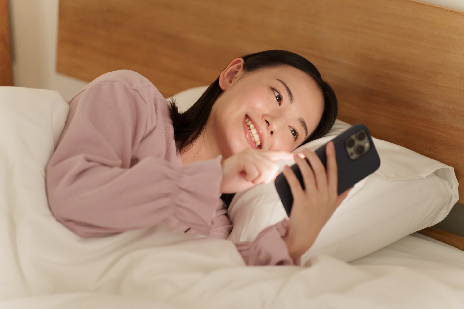 「無意味な時間」が心のデトックス！夜ふかしの目的は“無”になること。意外にも、日中タイパを気にする層ほど「夜ふかしスマホ」が習慣に