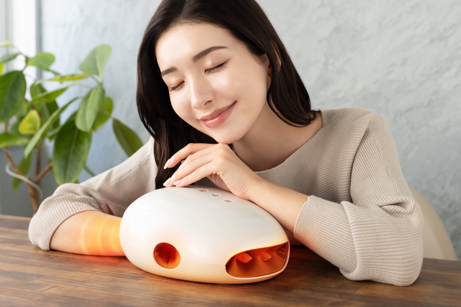 指先から手首まで、極上のハンドケア。NIPLUX「HAND MOMI　PRO(ハンドモミプロ)」販売開始。